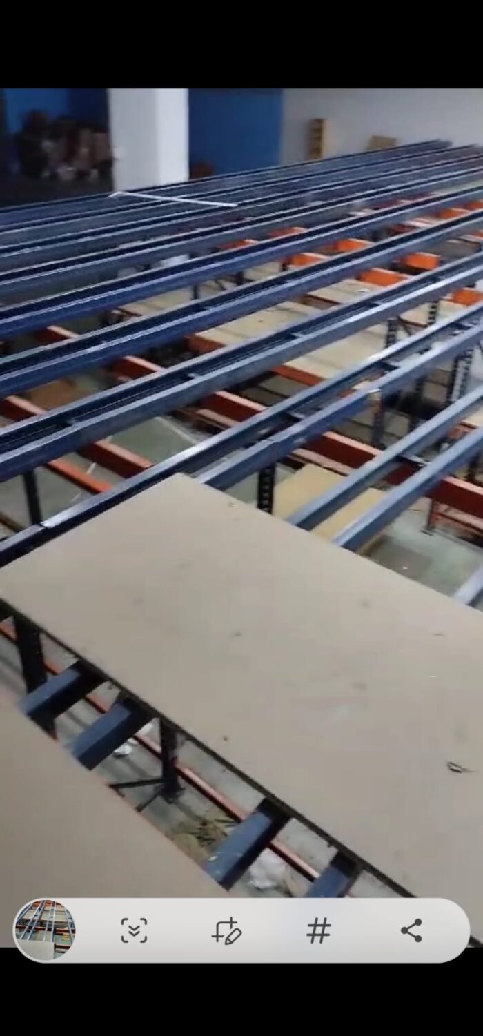 Bigues d'acer per a entreplanta Estanterías, industriales, de segunda mano en Barcelona